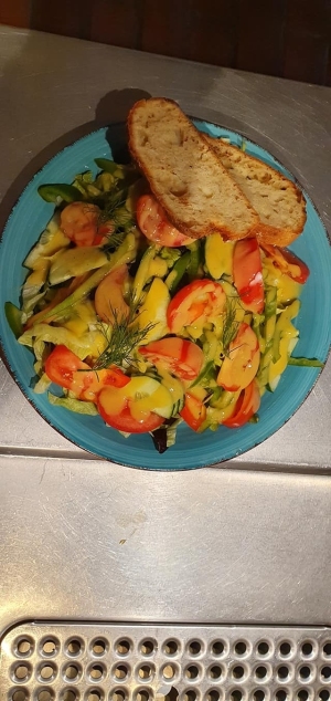 Großer bunter Salat mit Baguette
