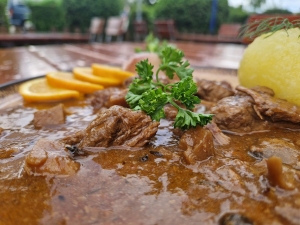 Rindgulasch mit Knodel