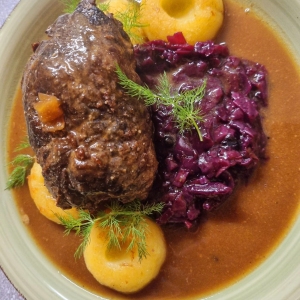 Rinderroulade mit schlesischen Klößen und Blaukraut