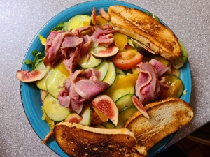 Entenbrust Salat mit Orangen und Baguette