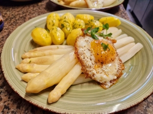 Spargel mit Spiegelei